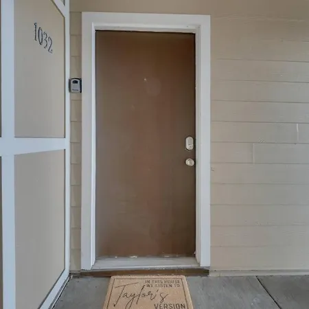 Vibrant Riverfront 2bd With A Pool Apartment *