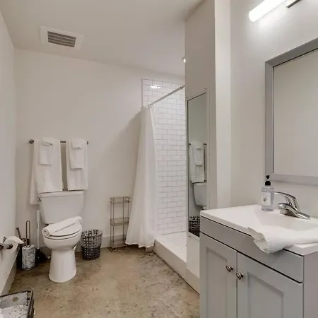 Urban Oasis Spacious King Bed Free Parking *
