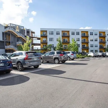 Urban Oasis Spacious King Bed Free Parking *