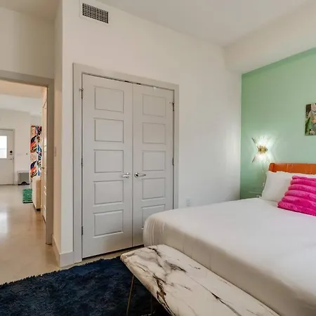 Urban Oasis Spacious King Bed Free Parking Apartment