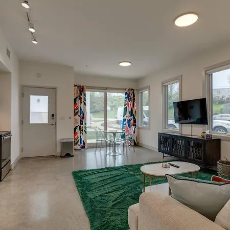Urban Oasis Spacious King Bed Free Parking