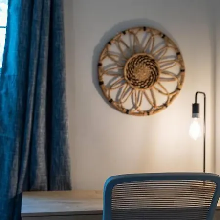 Bohemian Retreat Sleeps 6, Two Miles From Broadway!