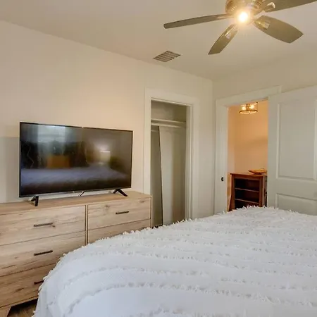 Bohemian Retreat Sleeps 6, Two Miles From Broadway!