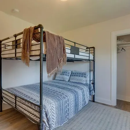 Bohemian Retreat Sleeps 6, Two Miles From Broadway! Apartment
