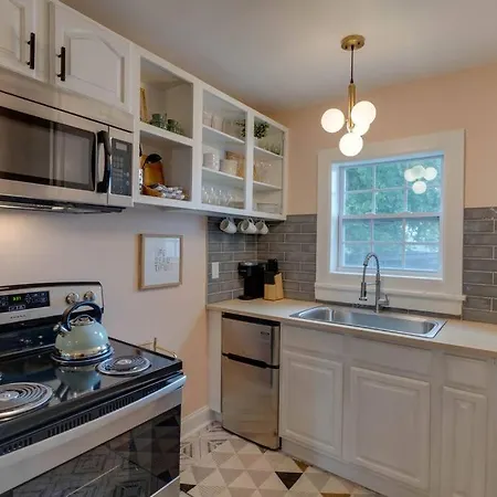 Sleep 8 In Our Cozy Colonial 2miles From Broadway Apartment Nashville