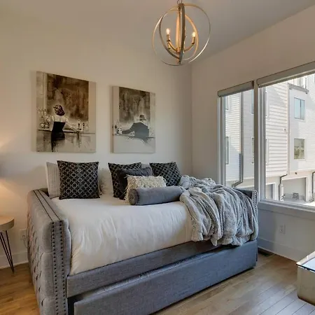 Renovated Pink Palace, Walkable Location Nashville