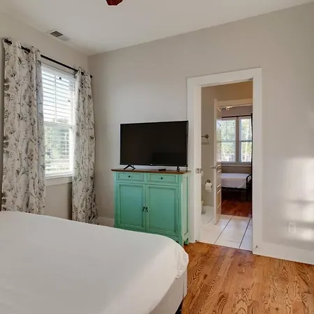 4bd Haven In The Nations, Walk To Bars And Restaurants! Minutes To Broadway!