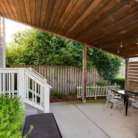 4bd Haven In The Nations, Walk To Bars And Restaurants! Minutes To Broadway! Holiday home *