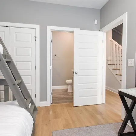 With En-suite Bath, Tv & Blackout Shades Holiday home