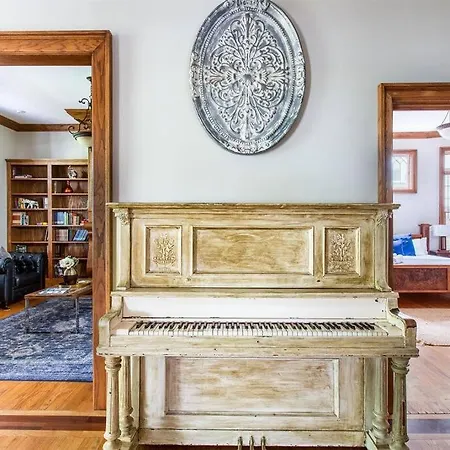 Prime Location In 12south, Walkable To Shopping & Dining