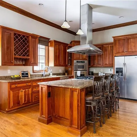 Prime Location In 12south, Walkable To Shopping & Dining *
