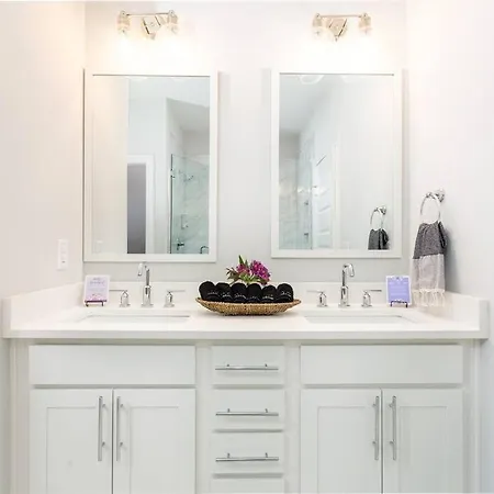 With En-suite Bath, Tv & Blackout Shades Holiday home