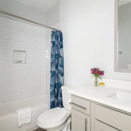 With En-suite Bath, Tv & Blackout Shades Holiday home Nashville