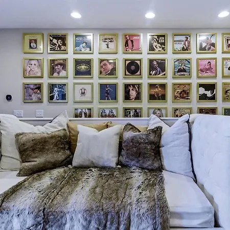 Skyline Views, 5min To Broadway Holiday home Nashville