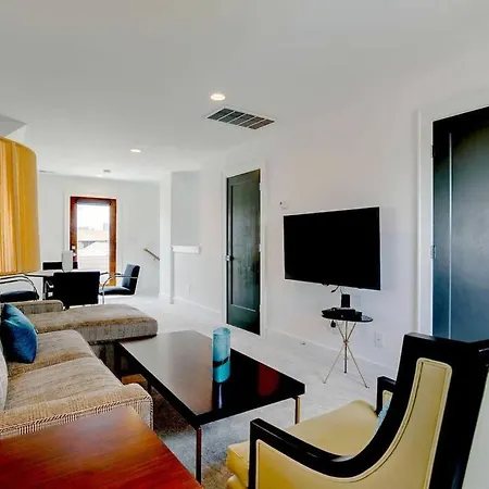 Rooftop, Walk To Restaurants, Printers Alley, Downtown Holiday home Nashville