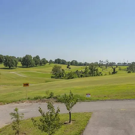 Golf Views, Porch Vibes, 3mi To Broadway! Holiday home