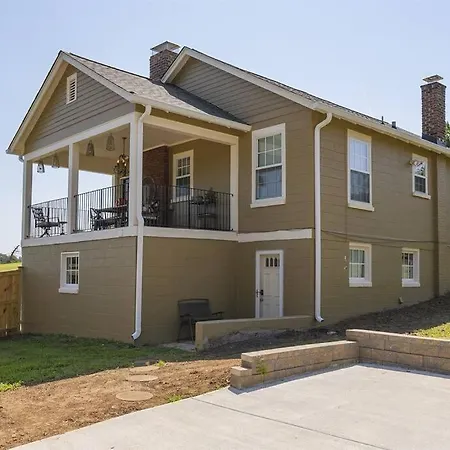 Golf Views, Porch Vibes, 3mi To Broadway! Holiday home