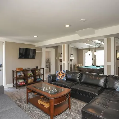 Golf Views, Porch Vibes, 3mi To Broadway! Nashville