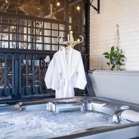 Hot Tub, Ev, Minutes To Opry, Airport & Broadway Holiday home