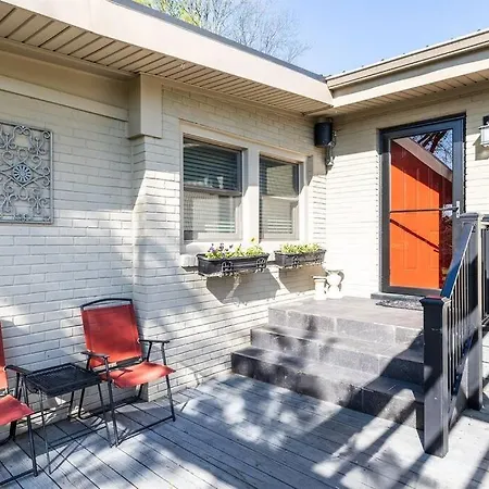 Minutes To Opry, Airport & Broadway Holiday home *