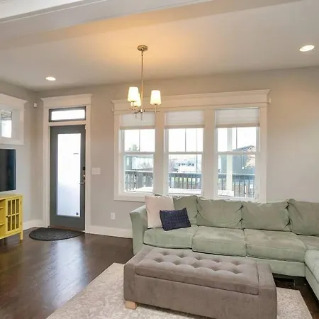 Holiday home Views, Under 2mi Broadway, Gated Parking *