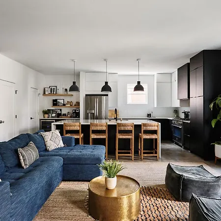 6 Bed With En Baths, Host Up To 20, Rooftops, Parking, Gourmet Kitchens, Cozy Living Spaces, Skyline Views & Fire Table, Near Downtown, Distilleries & Marathon Village, High-speed Wi-fi, 24hr Hospitality *