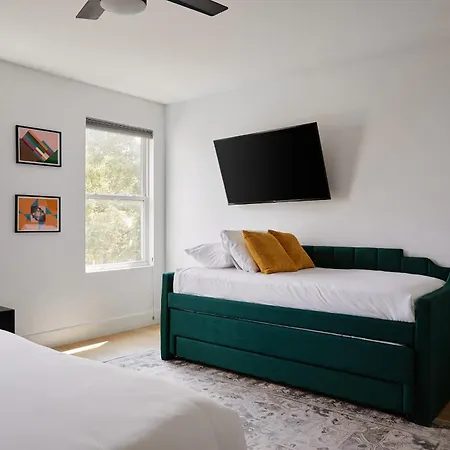 6 Bed With En Baths, Host Up To 20, Rooftops, Parking, Gourmet Kitchens, Cozy Living Spaces, Skyline Views & Fire Table, Near Downtown, Distilleries & Marathon Village, High-speed Wi-fi, 24hr Hospitality Holiday home Nashville