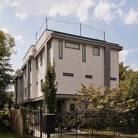 Holiday home 6 Bed With En Baths, Host Up To 20, Rooftops, Parking, Gourmet Kitchens, Cozy Living Spaces, Skyline Views & Fire Table, Near Downtown, Distilleries & Marathon Village, High-speed Wi-fi, 24hr Hospitality