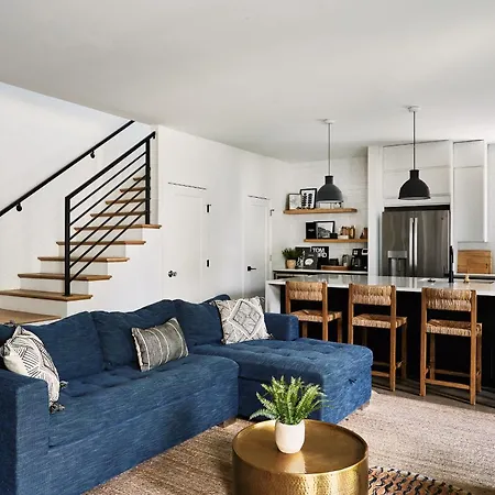 6 Bed With En Baths, Host Up To 20, Rooftops, Parking, Gourmet Kitchens, Cozy Living Spaces, Skyline Views & Fire Table, Near Downtown, Distilleries & Marathon Village, High-speed Wi-fi, 24hr Hospitality Holiday home *