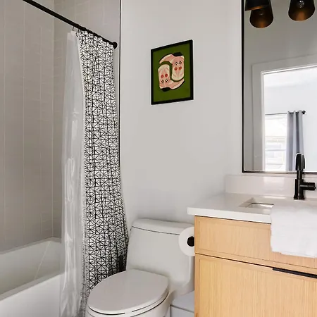 Stylish 3 Bed Retreat, Rooftop, Parking, Sleeps 10, Ensuite Baths, Bunk Room, Gourmet Kitchen, Cozy Living Space, Rooftop Views & Fire Table, Near Downtown, Distilleries & Marathon Village, 24 Hr Hospitality Nashville