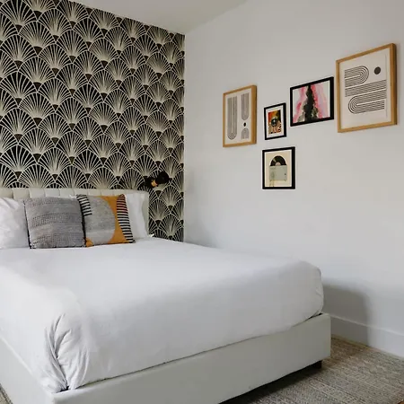 Stylish 3 Bed Retreat, Rooftop, Parking, Sleeps 10, Ensuite Baths, Bunk Room, Gourmet Kitchen, Cozy Living Space, Rooftop Views & Fire Table, Near Downtown, Distilleries & Marathon Village, 24 Hr Hospitality Nashville