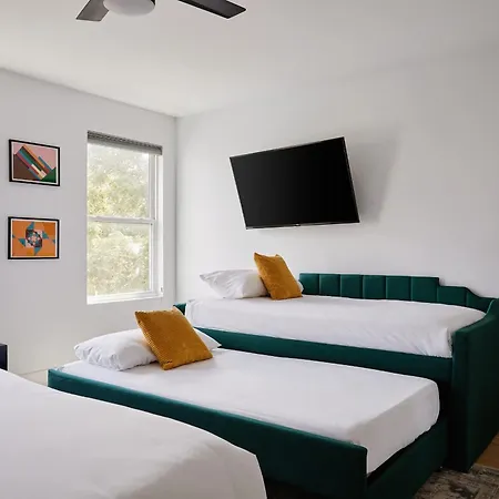 Stylish 3 Bed Retreat, Rooftop, Parking, Sleeps 10, Ensuite Baths, Bunk Room, Gourmet Kitchen, Cozy Living Space, Rooftop Views & Fire Table, Near Downtown, Distilleries & Marathon Village, 24 Hr Hospitality * Nashville