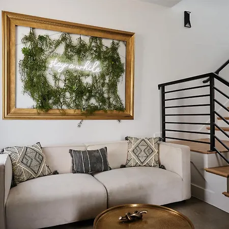 Stylish 3 Bed Retreat, Rooftop, Parking, Sleeps 10, Ensuite Baths, Bunk Room, Gourmet Kitchen, Cozy Living Space, Rooftop Views & Fire Table, Near Downtown, Distilleries & Marathon Village, 24 Hr Hospitality Nashville