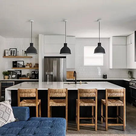 Stylish 3 Bed Retreat, Rooftop, Parking, Sleeps 10, Ensuite Baths, Bunk Room, Gourmet Kitchen, Cozy Living Space, Rooftop Views & Fire Table, Near Downtown, Distilleries & Marathon Village, 24 Hr Hospitality * Nashville