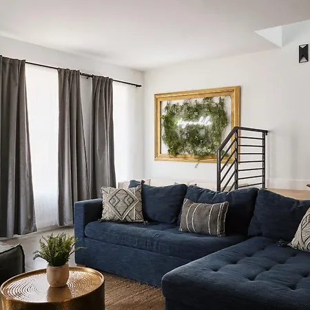 Stylish 3 Bed Retreat, Rooftop, Parking, Sleeps 10, Ensuite Baths, Bunk Room, Gourmet Kitchen, Cozy Living Space, Rooftop Views & Fire Table, Near Downtown, Distilleries & Marathon Village, 24 Hr Hospitality