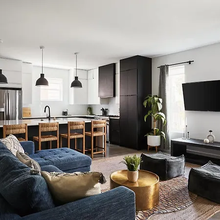 Holiday home Stylish 3 Bed Retreat, Rooftop, Parking, Sleeps 10, Ensuite Baths, Bunk Room, Gourmet Kitchen, Cozy Living Space, Rooftop Views & Fire Table, Near Downtown, Distilleries & Marathon Village, 24 Hr Hospitality