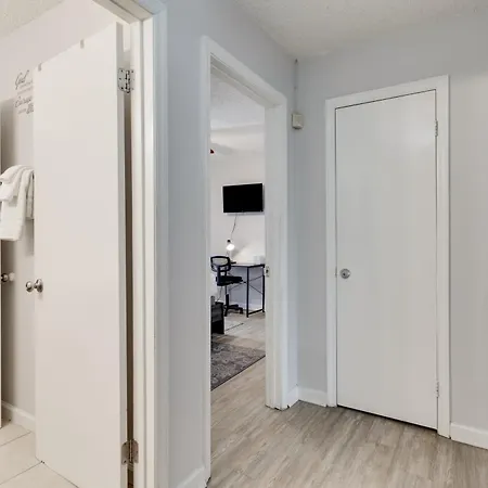 Apartment 2 Bdr With Free Parking! 2m To Broadway!