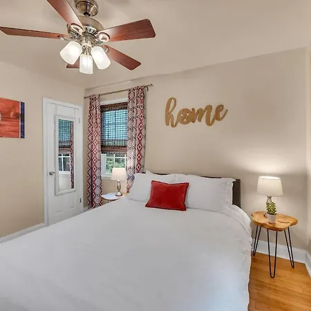 Prime East Nash Location - 5 Mins To Broadway Holiday home