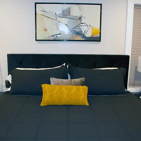 8 Minutes To Downtown! Holiday home