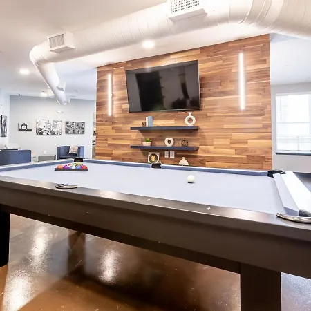 Spacious City Center Apartment! Free Parking, Pet-friendly, High-speed Wi-fi! Apartment