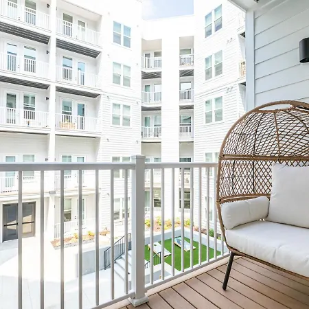 Spacious City Center Apartment! Free Parking, Pet-friendly, High-speed Wi-fi!