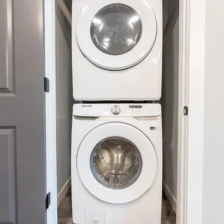 Spacious City Center Apartment! Free Parking, Pet-friendly, High-speed Wi-fi! *