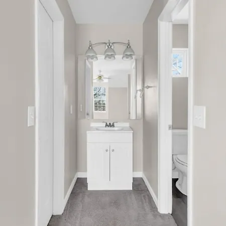 Charming 3-bedroom House Scenic&close To Downtown Holiday home Nashville