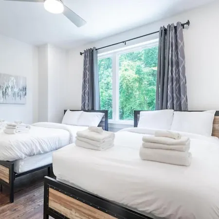 6 Bedroom Quiet Townhome! 6min To Airport & 15min To Downtown! *