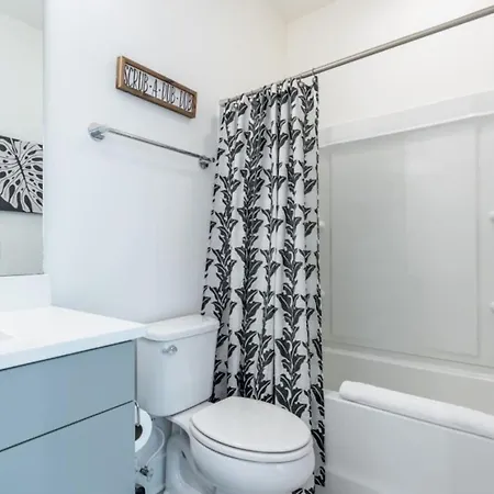 6 Bedroom Quiet Townhome! 6min To Airport & 15min To Downtown! Nashville