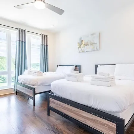 6 Bedroom Quiet Townhome! 6min To Airport & 15min To Downtown! Holiday home