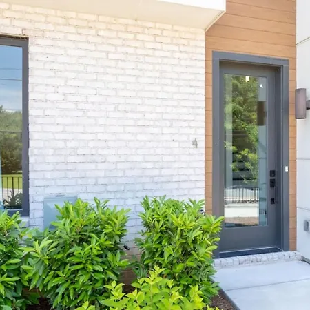 6 Bedroom Quiet Townhome! 6min To Airport & 15min To Downtown! Holiday home *
