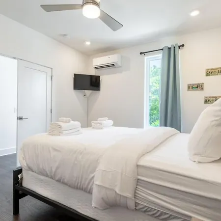 Holiday home 6 Bedroom Quiet Townhome! 6min To Airport & 15min To Downtown!