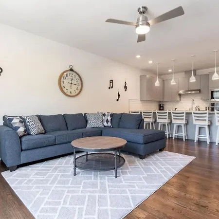 Holiday home 6 Bedroom Quiet Townhome! 6min To Airport & 15min To Downtown! *