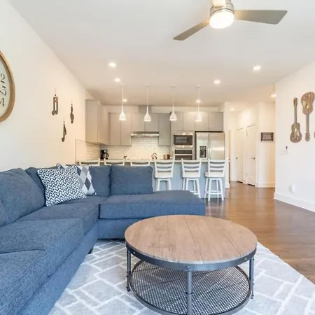 6 Bedroom Quiet Townhome! 6min To Airport & 15min To Downtown!